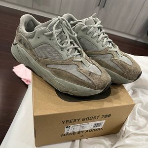 Men Yeezy boost 700